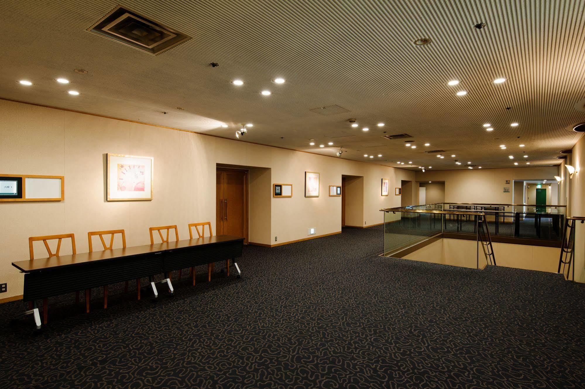 Chisun Hotel Kobe Bagian luar foto